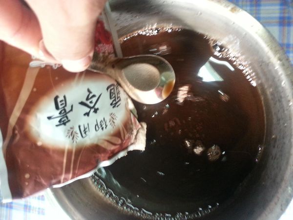 接著將1250g冷水慢慢加入龜苓膏粉中 . 邊加入邊攪拌至均勻