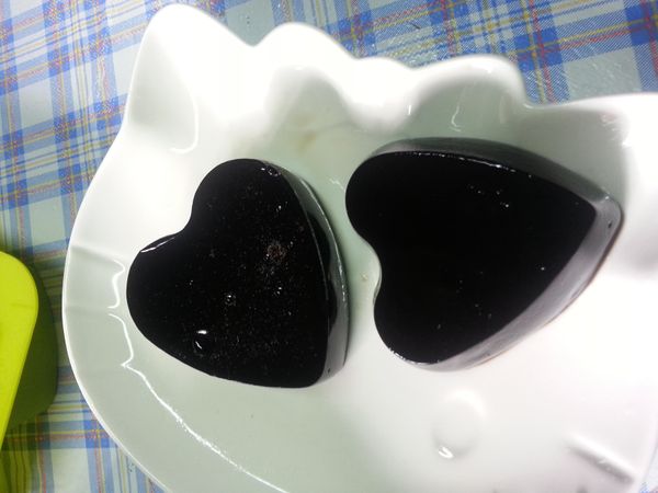 分裝好後等預冷 . 預冷後冰入冰箱冷藏 預冷時先準備蜂蜜+水攪拌至均勻後冰入冷藏 等龜苓膏變固態後 . 加入蜂蜜水 . 在冰個冷凍半小時就可以吃了..