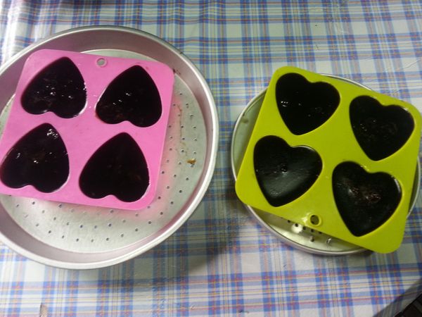 接著用瓦斯以中火煮 . 邊煮邊攪拌至融解 . 煮沸後撈除表面的泡沫 .接著分裝至心型容器中.