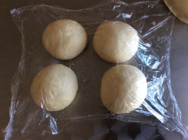 發酵完成，分割為4等分，滾圓後鬆弛15分鐘。