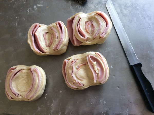 從上面切開麵團，但不要切到底。最後發酵約20分鐘。