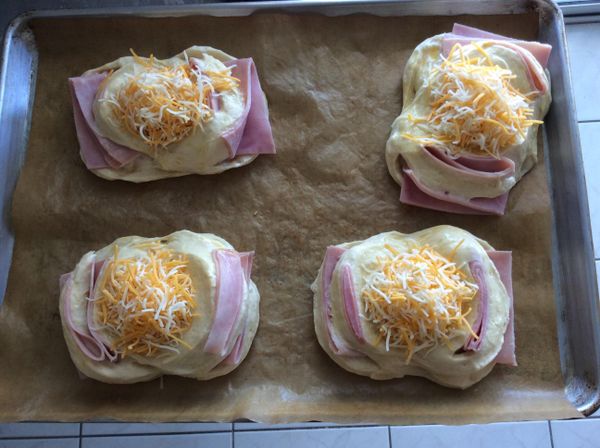 表面刷上蛋液，中間放適量的乳酪絲。350°F烤約20分鐘。出爐後趁熱撒上香料。我用的是乾燥巴西利。