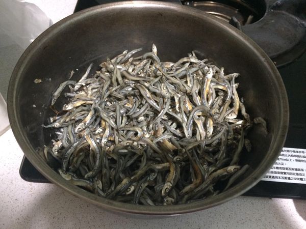 將小魚乾洗淨泡水約10分鐘後，瀝乾備用