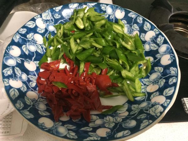 將糯米椒、辣椒，斜切段備用
，將蒜頭切末