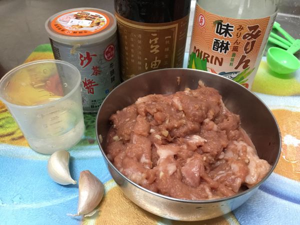 肉片加入所有[醃肉調味料]抓勻，靜置20分鐘備用