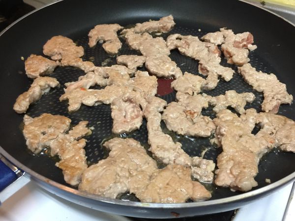 起平底不沾鍋，小火熱鍋，將肉片兩面烤熟