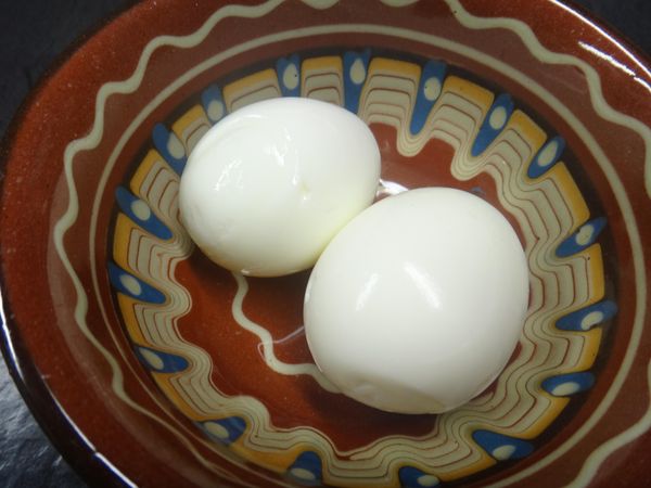 雞蛋煮熟後去殼。