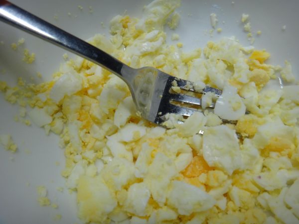 用叉子將雞蛋壓碎。