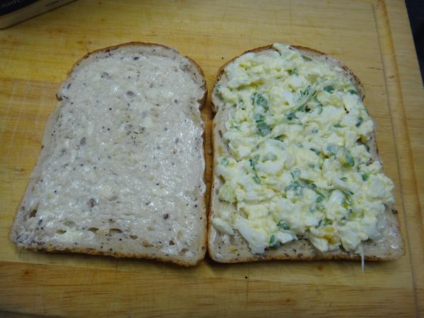 吐司麵包均勻塗上牛油。加入雞蛋和水芹菜的餡料。即可上桌