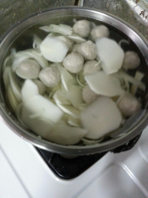 先將筍子剝皮後洗淨並切片 . 接著將貢丸洗乾淨
接著將大骨高湯 + 貢丸 + 筍子放入一起煮