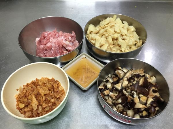 熟竹筍切丁、香菇泡發切丁備用