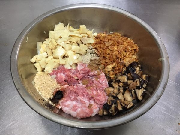 絞肉加入3大匙的香菇水攪至有黏性，再將所有[內餡]和[內餡調味料]食材混合抓勻