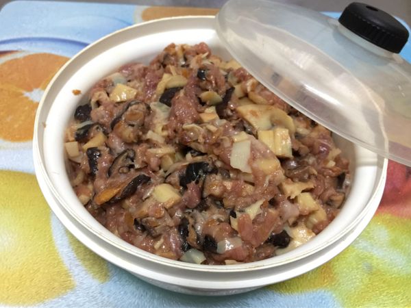 裝保鮮盒裡放冰箱內冰存隔天備用(至少醃4個小時）