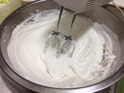 將地瓜粉倒入作法❺的粉漿裡，以電動攪拌器攪勻成如圖般糊狀備用