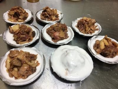 碟子底先抹上一層糊漿，中心放入適量餡料（約60g)，外層再舀一小瓢糊漿鋪滿餡料，然後抹平