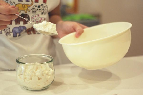 【加】：

鬆餅粉加入雞蛋、牛奶用打蛋器輕輕攪拌均勻。