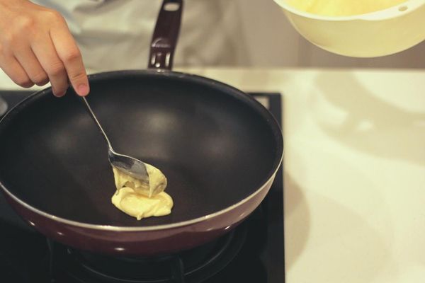 【煎】：

在鍋子裡用紙巾擦上薄薄的一層油，開中小火，倒入適當麵糊。