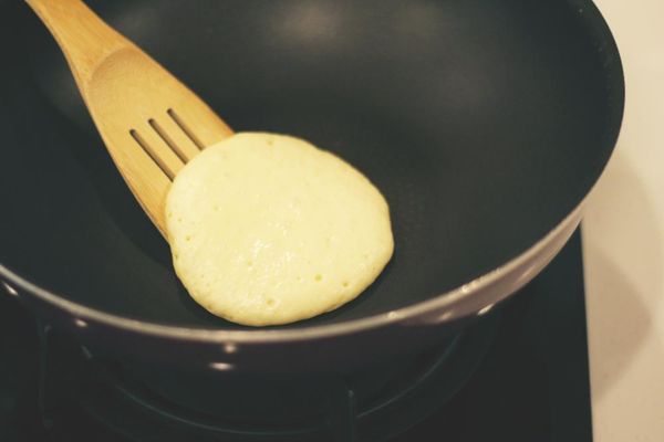 【翻】：

當麵糊冒出小氣泡，但表層還是濕潤的時候即可翻面。

〖Tip〗：翻面的時候，用力將鬆餅拍到鍋子裡，發出啪的一聲。
這樣能讓鬆餅膨脹更高，厚鬆餅就會出現囉！