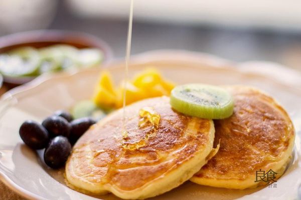 【擺】：

兩面都煎熟上色後，放入盤中在擺上各事水果、搭配蜂蜜享用。