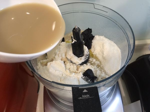 先將酵母溶於溫水中，此時另將所有食材放入攪拌機中，再倒入已攪拌好的酵母水。利用機器將其全部攪拌成團。