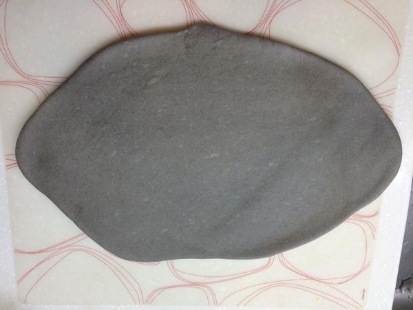 取出已攪拌好的麵團，再以三桿三折方式桿去麵糰中的多餘水分，使其更光滑！