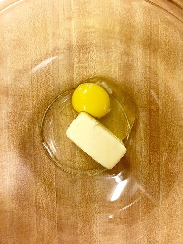 首先準備一個盆,將蛋及室溫無鹽奶油用打蛋器打均勻