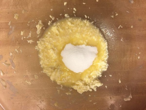 加入1/4杯的白糖,一樣在攪拌均勻