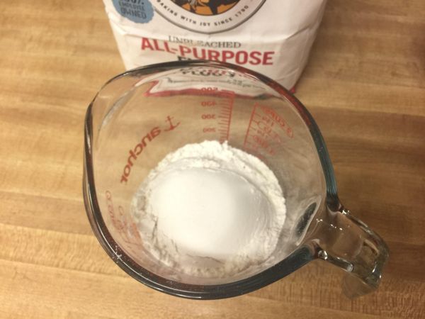 準備另一個盆或杯,放入1杯的中筋麵粉