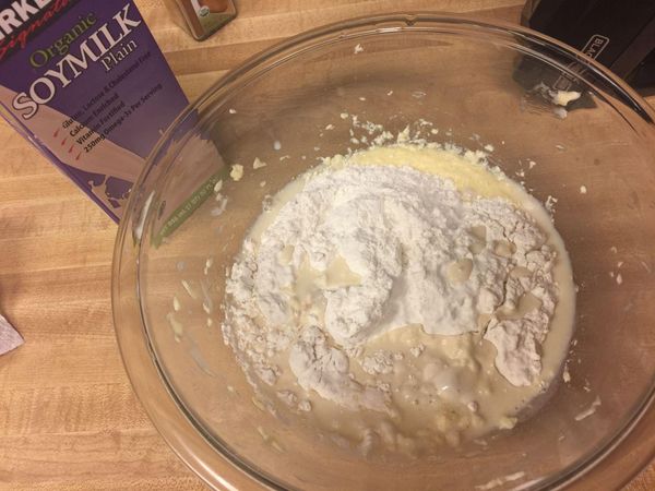 然後把乾材料的部分倒入濕材料的盆中,加入豆奶或牛奶1/2杯,開始攪和均勻