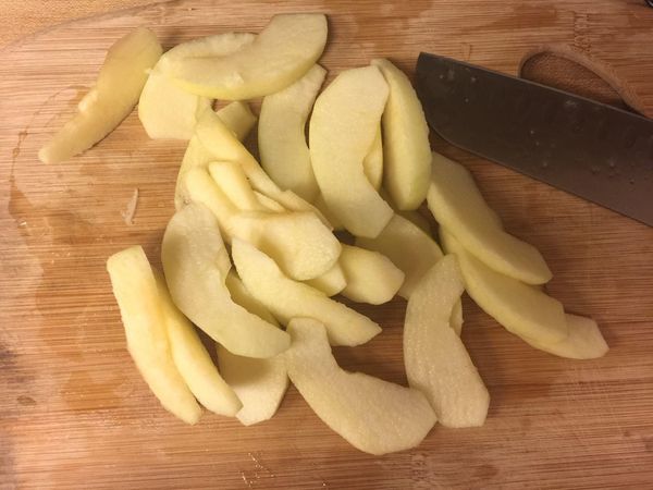 準備一顆蘋果去皮去籽,然後切薄片