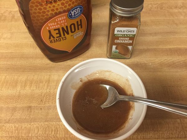 拿一個小碗加入1/3杯蜂蜜和1茶匙的肉桂粉(喜歡肉桂粉的可以再加多一些些都沒關係XD) 稍微攪拌均勻