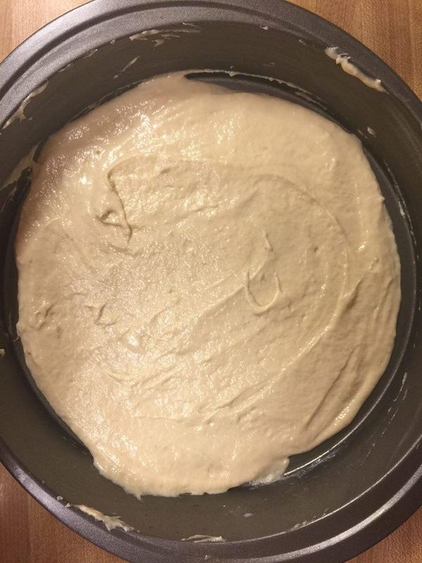 烤盤上抹一些食用油或奶油防沾黏都可,將剛剛已經攪和好的麵糊三分之二倒入烤盤中,稍微搖晃鋪平