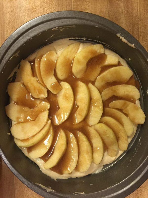 鋪上剛剛調好的蜂蜜和肉桂粉