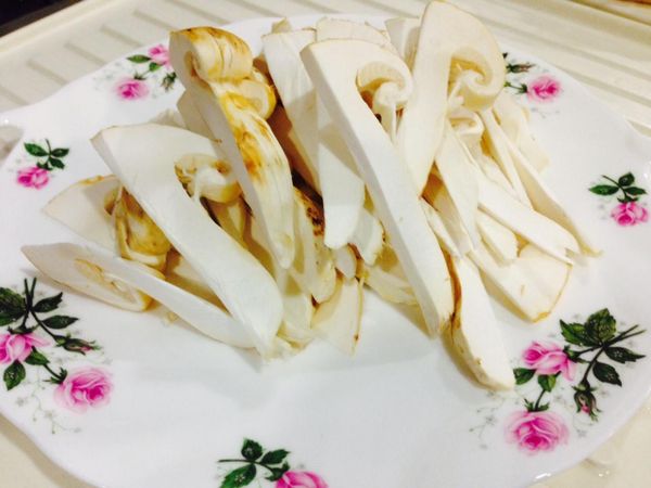 將松茸用水清洗底部稍微切掉清理一下再切片