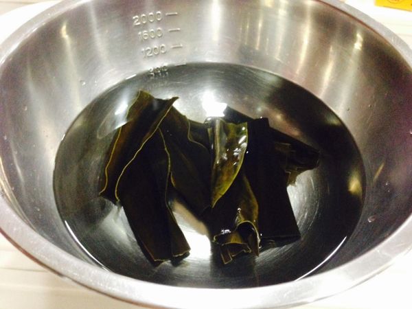 準備昆布水(3杯水中放五片昆布),建議前一天晚上準備,這樣泡一天味道就很足夠!