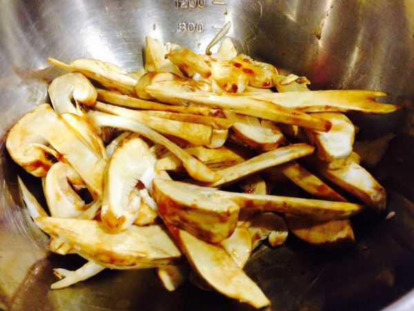 用一大匙醬油先將松茸片醃15分鐘