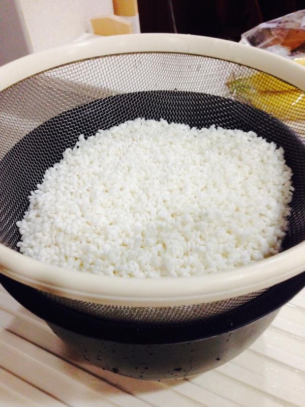 米洗好後泡水15分後再濾水15分