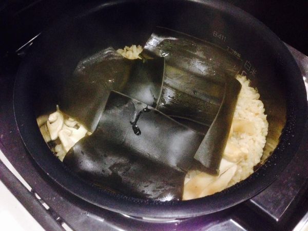 把做完昆布水的昆布鋪在最上方