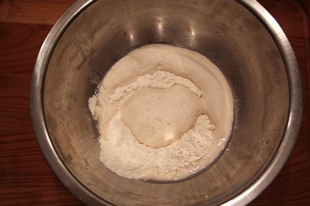 第一次須要材料：麵粉100g／酵母10g／糖或麥芽糖1小匙／溫牛奶60ml 首先麵粉過筋入鋼盆中，將溫牛奶加上酵母及糖攪勻，倒入麵粉中間的凹洞中，蓋上保鮮膜放溫暖的地方十分鐘．