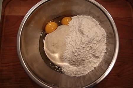 第二次須要的材料: 麵粉180g／新鮮酵母2g／全蛋2顆／放室溫的奶油60g／細砂糖60g
發好的麵團先加入蛋，剝碎的新鮮酵母及過篩的麵粉，揉至均勻．