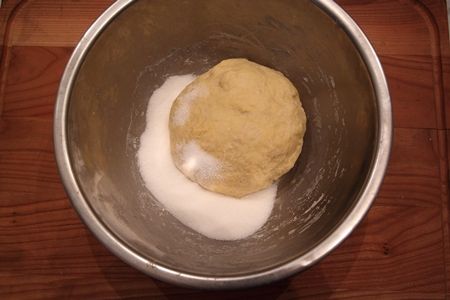 加入細砂糖，一直揉到均勻．（這裡會開始變溼，Winnie有灑一點點手粉在工作枱揉），接著再加上奶油揉至不黏手的狀態．