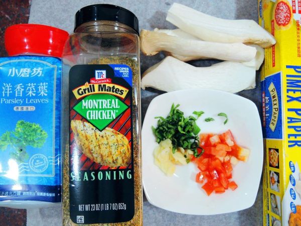 將番茄、九層塔、大蒜切丁，並將杏鮑菇對半切