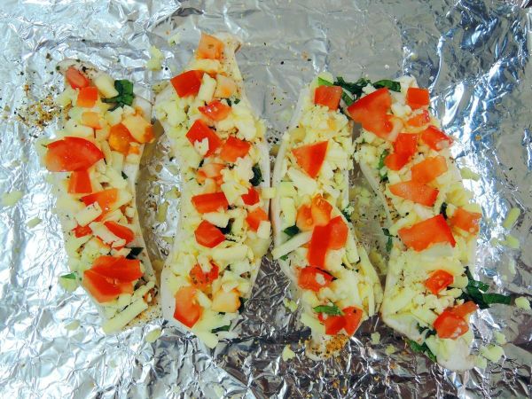 最後撒上起司絲及番茄丁，入烤箱烤15分鐘(上下火200度)