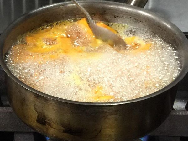 味霖、麥芽糖倒置鍋內，攪拌煮融。加入地瓜煮約25分鐘（中小火）