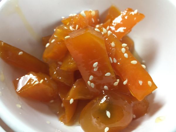 地瓜表皮微透明、熟透後撈起，原汁加入金棗開小火煮30分鐘後靜置，將地瓜放入一起泡著即可。
可灑上芝麻點綴