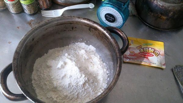 低筋麵粉加入酵母粉,鹽巴,水和成一個麵團