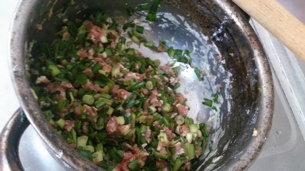 將絞肉及切碎的蔥,韭菜與其他上述調味料攪拌均勻