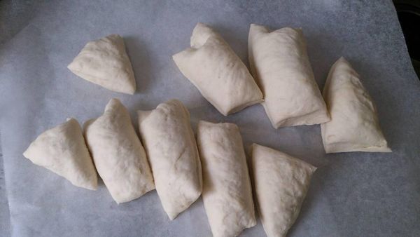 將發酵好的麵團切成一個拳頭大小 約9等分