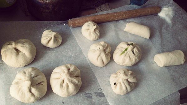 將內餡包入皮中 放入下方加水的電鍋或電子鍋蒸熟 即可