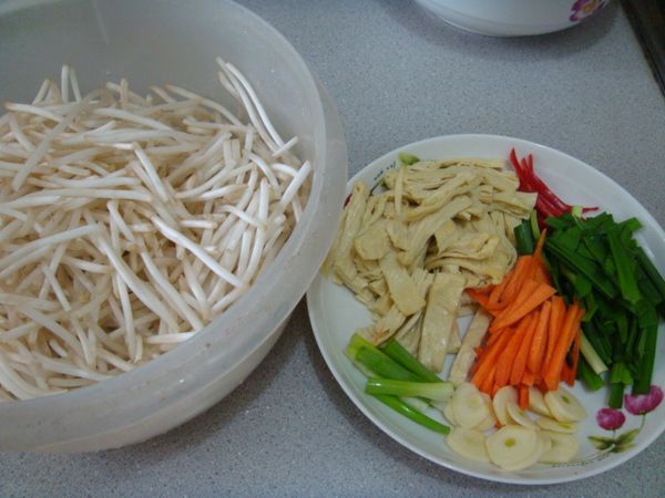 步驟1食材切絲備齊.韭菜切段